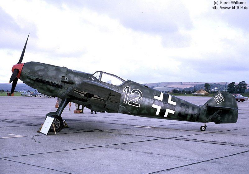Bf 109 E-4/B, Deutschland, schwarze 12 + GH, W.Nr. 4 101, Chivenor (England), Die Maschine trägt einen Phantasieanstrich.
Das Foto wurde am 23.08.1969 in …