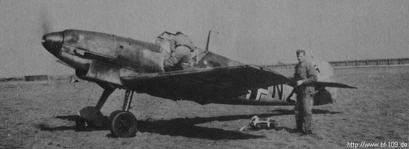 Bf 109 B-2, unbek. Erich "Bubi" Hartmann, Jagdfliegerschule 2, Deutschland, Stammkennzeichen, Zerbst (Deutschland), Das Foto wurde 1942 in Zerbst aufgenommen.

Das Stammkennzeichen ist eine V…