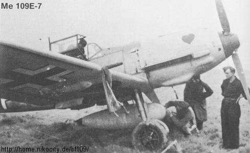 Bf 109 E-7/N, unbek. Joachim Müncheberg, Jagdgeschwader 26, III. Gruppe, 7. Staffel, Deutschland, weisse 12, Die Maschine ist mit einem abwerfbaren 300 Liter Zusatztank ausgestattet.