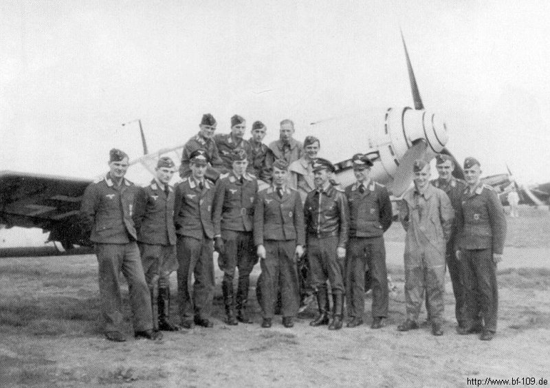 Bf 109 V22, Jagdfliegerschule 2, Deutschland, keine, W.Nr. 1 800, Zerbst (Deutschland), Wer kann etwas zu dieser Maschine sagen?
Sie hat scheinbar weder einen Kühle…