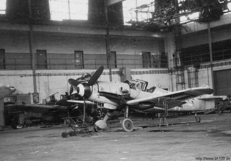 Bf 109 G-6/AS, Nachtjagdgeschwader 11, II. Gruppe, Deutschland, Lübeck-Blankensee (Deutschland), Das Foto zeigt vermutlich eine Maschine für die einmotorige Nachtjagd. Beacht…