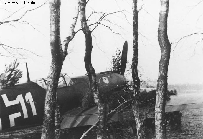Bf 109 E, Jagdgeschwader 77, I. Gruppe, 1. Staffel, Deutschland, weisse 11, Die Maschine ist eine E-1 oder E-3.