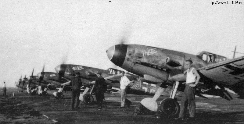 Bf 109 G-2, Hptm. Hans-H. Schmidt, Ergänzungsjagdgruppe West, 4. Staffel, Deutschland, blaue 11, Cazaux (Frankreich), Die Farbe der Kennung ist nur eine Vermutung. Beachte die Schriftzüge (z.B. "…