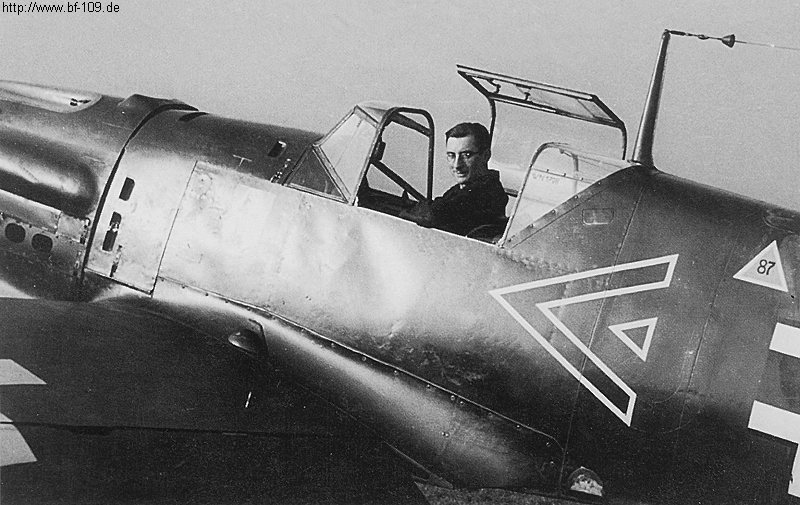 Bf 109 E-1, Hptm. Hans-Heinrich Brustellin, Jagdgeschwader 51, I. Gruppe, Stab, Deutschland, Winkel Dreieck, W.Nr. 1 798, Speyer (Deutschland), Eine frühe [version]e1[/version] mit dem langen Ladereinlasskanal und früher …