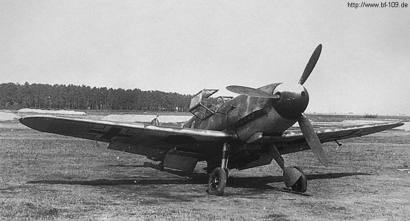 Bf 109 F-4/B, Lt. Heinz Schuhmann, Jagdgeschwader 51, I. Gruppe, 2. Staffel, Deutschland, rote 1, Die Version F-4 ist eine Vermutung, es könnte auch eine F-2 sein.

Beachte …