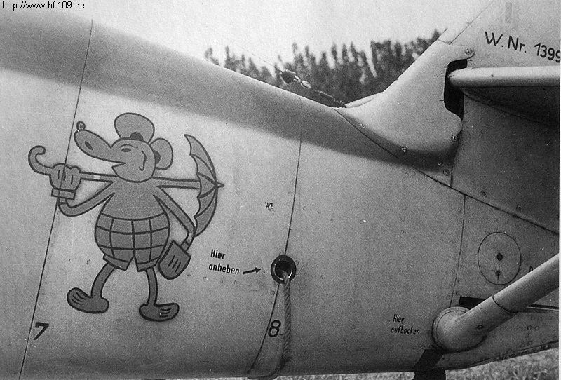 Bf 109 E-3, Lt. Hasso von Perthes, Lehrgeschwader 2, I. (J) Gruppe, 3. Staffel, Deutschland, braune 13, W.Nr. 1 399, Die Maschine muss eine dreifache Antennenverdrahtung gehabt haben. Man erkenn…