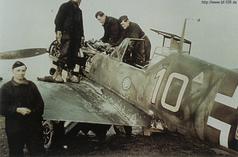 Bf 109 E, Oblt. Walter Stengel, Jagdgeschwader 51, II. Gruppe, 6. Staffel, Deutschland, gelbe 10, Warte kümmern sich um diese Emil um sie wieder Startklar zu machen. Beachte d…