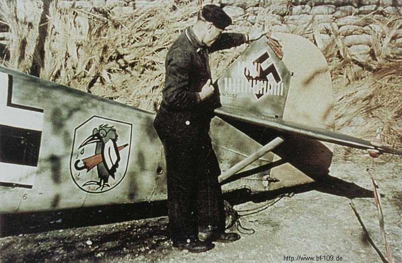 Bf 109 E-3, Oblt. Josef "Pips" Priller, Jagdgeschwader 51, II. Gruppe, 6. Staffel, Deutschland, gelbe 1, W.Nr. 5 057, Oktober 1940. Der letzte Abschussbalken steht für den 20. Luftsieg Prillers a…