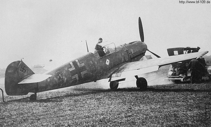 Bf 109 E-1, Jagdgeschwader 51, II. Gruppe, 6. Staffel, Deutschland, gelbe 8, Diese Maschine wird mit einem Auto geschleppt. Beachte die angebrachte Spornr…