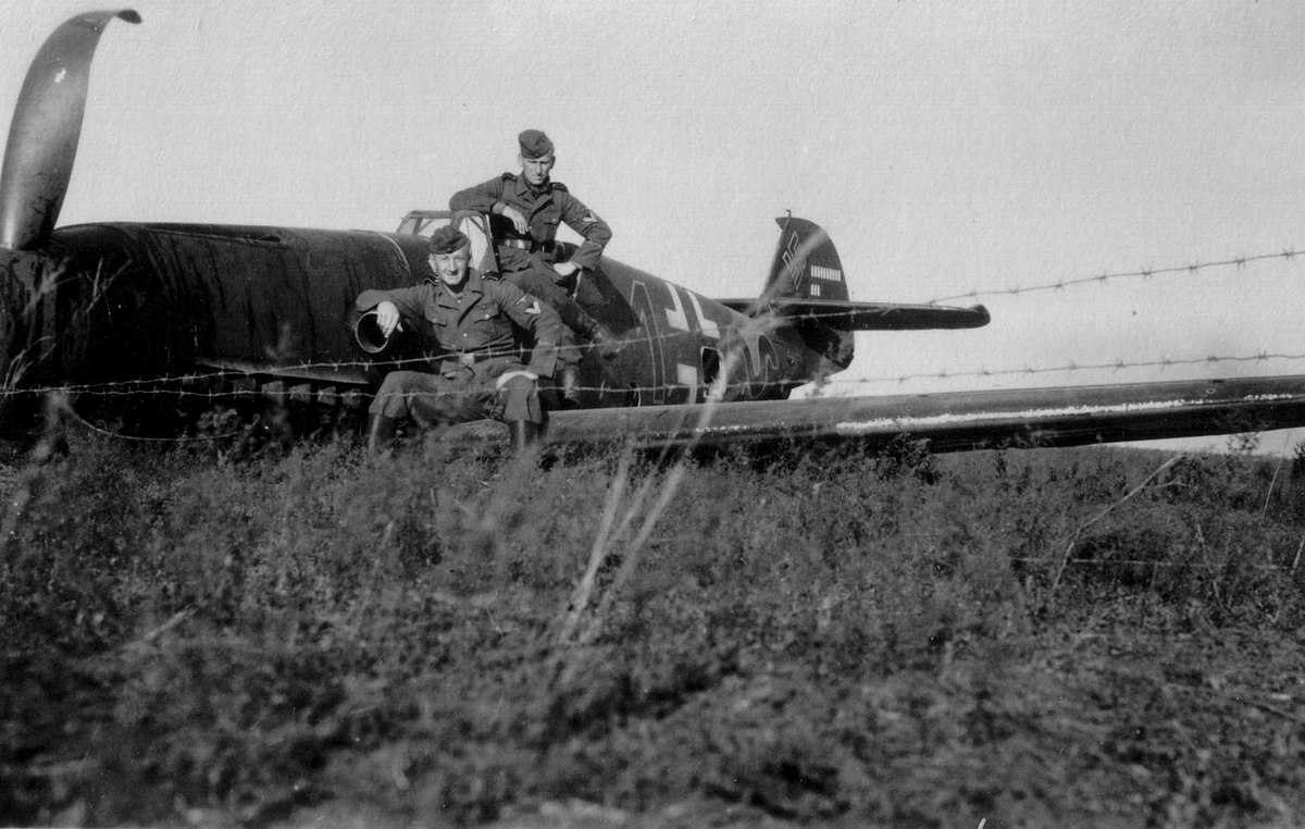 Bf 109 F-4, unbek. Günther Rall, Jagdgeschwader 52, III. Gruppe, 8. Staffel, Deutschland, schwarze 1, Die Angabe des Piloten ist eine Vermutung.
An dem Seitenruder sind auf der l…