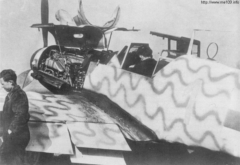 Bf 109 G-6/R3/R6, Lt. Manfred Dieterle, Jagdgeschwader 300, I. Gruppe, 3. Staffel, Deutschland, gelbe 1, Die Maschine ist mit einer sogenannten Mäandertarnung lackiert worden. Die Un…