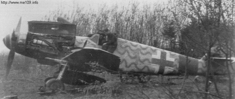 Bf 109 G-6/R3/R6, Lt. Manfred Dieterle, Jagdgeschwader 300, I. Gruppe, 3. Staffel, Deutschland, gelbe 1, Bonn-Hangelar (Deutschland), Die Maschine ist mit einer sogenannten Mäandertarnung lackiert worden. Die Un…