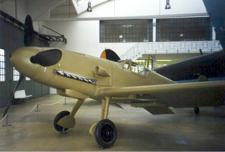 Bf 109 G-2, keine, W.Nr. 54, Schleißheim (Deutschland), Diese als H.A. 1109 K-1-L in Spanien gebaute Maschine wurde 1995 zu einer Bf …