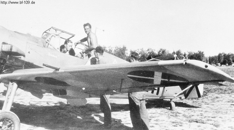 Bf 109 E-3, Lt. Werner Ursinus, Legion Condor, Jagdgruppe 88, 2. Staffel, Spanien, 6-111, La Cenia (Spanien), Das Foto wurde auf dem Flugfeld La Cenia aufgenommen.

Unterhalb der Kabine…