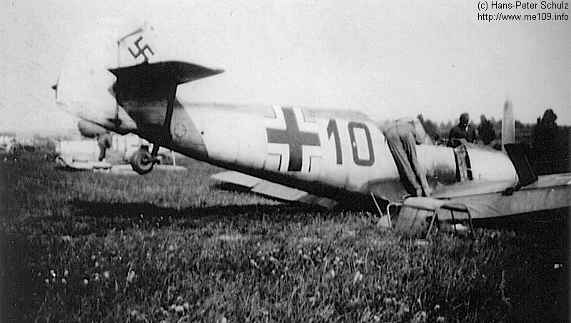 Bf 109 E-1, Jagdgeschwader 3, I. Gruppe, 2. Staffel, Deutschland, rote 10, Beachte den geöffneten Deckel in der Tragfläche, welcher den Zugang zu dem MG…