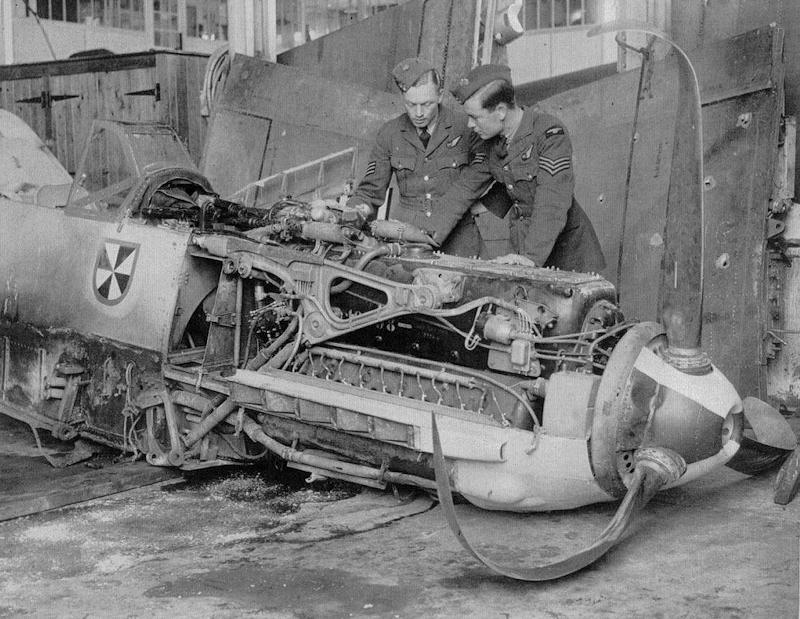 Bf 109 E-4, Oblt. Franz von Werra, Jagdgeschwader 3, II. Gruppe, Stab, Deutschland, Winkel, W.Nr. 1 480, Oblt. Franz von Werra wurde am 5. September 1940 bei Marden, Kent (England) a…