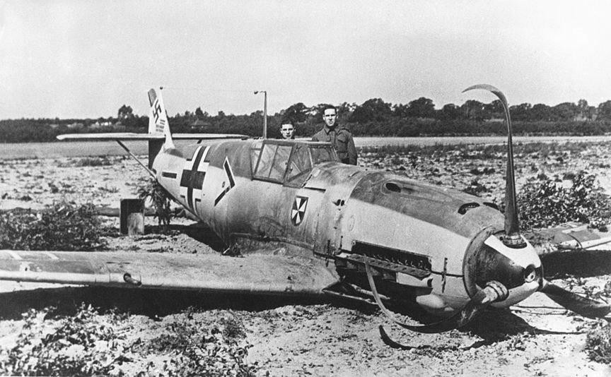 Bf 109 E-4, Oblt. Franz von Werra, Jagdgeschwader 3, II. Gruppe, Stab, Deutschland, Winkel, W.Nr. 1 480, Marden (England), Oblt. Franz von Werra wurde am 5. September 1940 bei Marden, Kent (England) a…