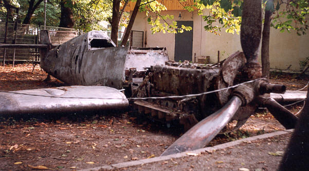 Bf 109 G-4, Jagdgeschwader 52, II. Gruppe, 4. Staffel, Deutschland, weisse 3, W.Nr. 19 310, Noworossijsk (Sowjetunion), Der Rumpf von Nesthäkchen vor der Restauration. Man erkennt die Buchstaben vo…