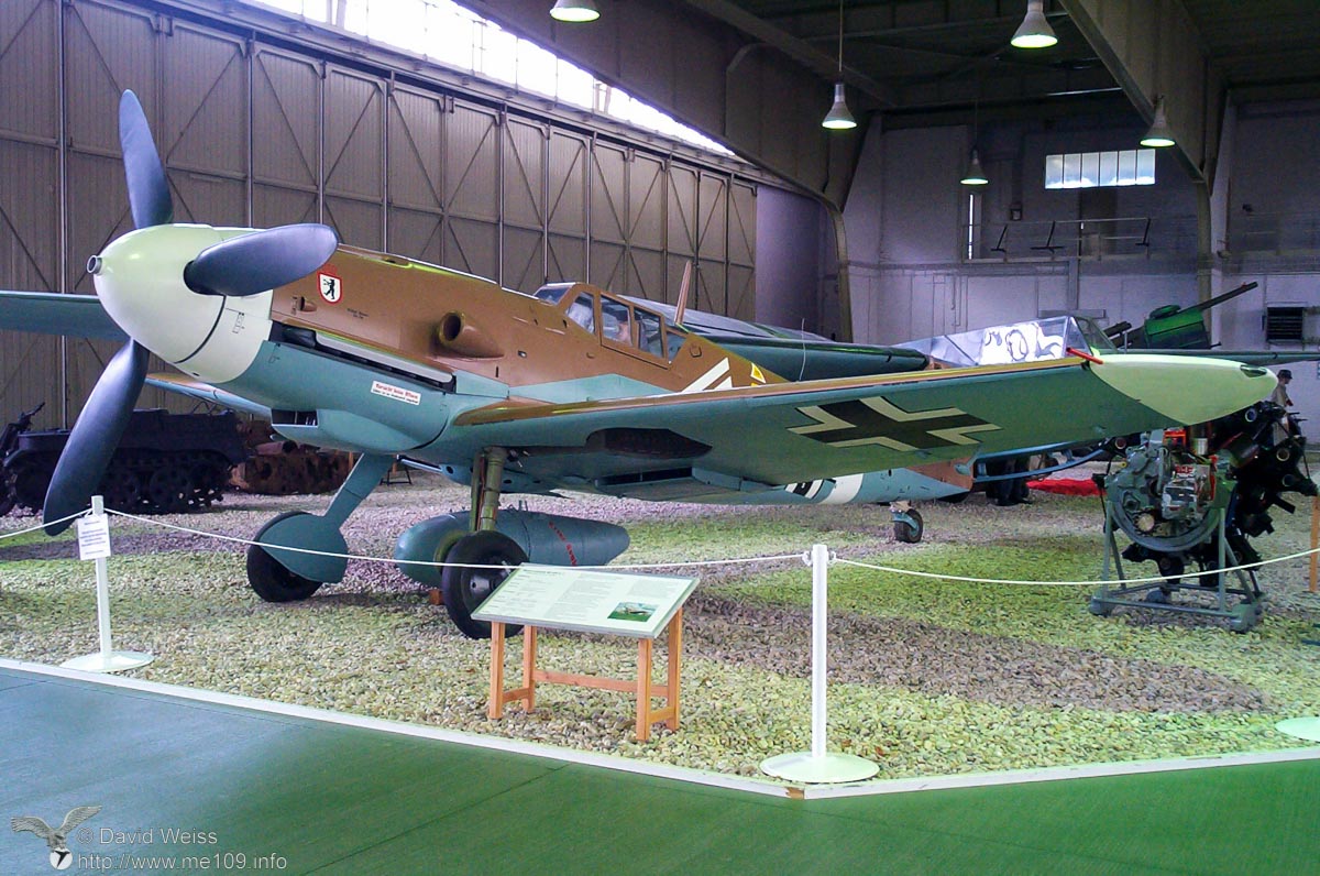 Bf 109 G-2, Deutschland, Dreifachwinkel gelbe 4, Berlin - Gatow (Deutschland), Die als G-2 mit DB 605 Motor umgebaute H.A. 1109 K-1-L des Luftwaffenmuseums.