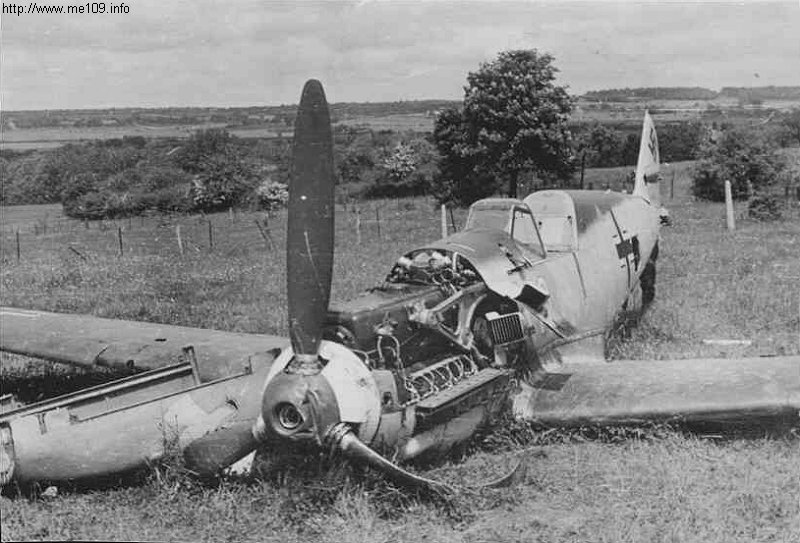 Bf 109 E-3, Jagdgeschwader 21, I. Gruppe, 1. Staffel, Deutschland, weisse 10, Bauchlandung mit stehendem Motor vermutlich im Juni 1940 in Holland.

Siehe…