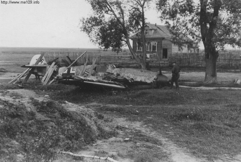 Bf 109 F-4, Obfw. Karl "Fuchs" Munz, Jagdgeschwader 52, I. Gruppe, Stab, Deutschland, Doppelwinkel Strich, W.Nr. 8 419, Am 08.01.1942 musste der Flugzeugführer seine Maschine nach Beschuss vom Bode…