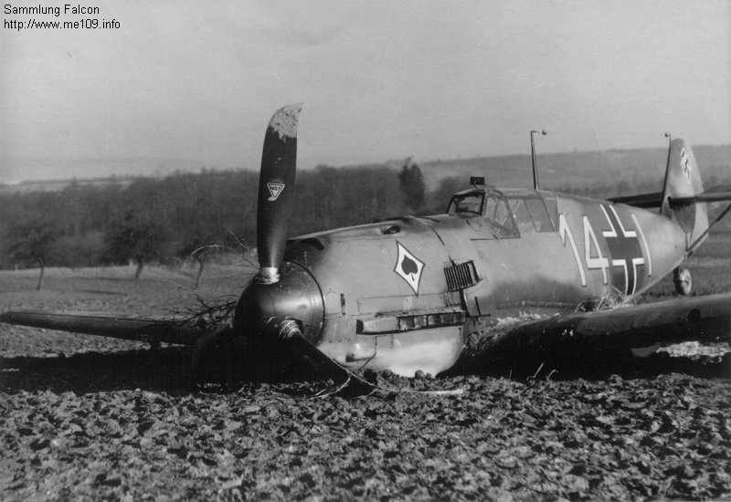 Bf 109 E-1, Jagdgeschwader 53, III. Gruppe, 9. Staffel, Deutschland, gelbe 14, Beachte den Rückspiegel am Windschutzaufbau. Das Foto wurde vermutlich im Frü…