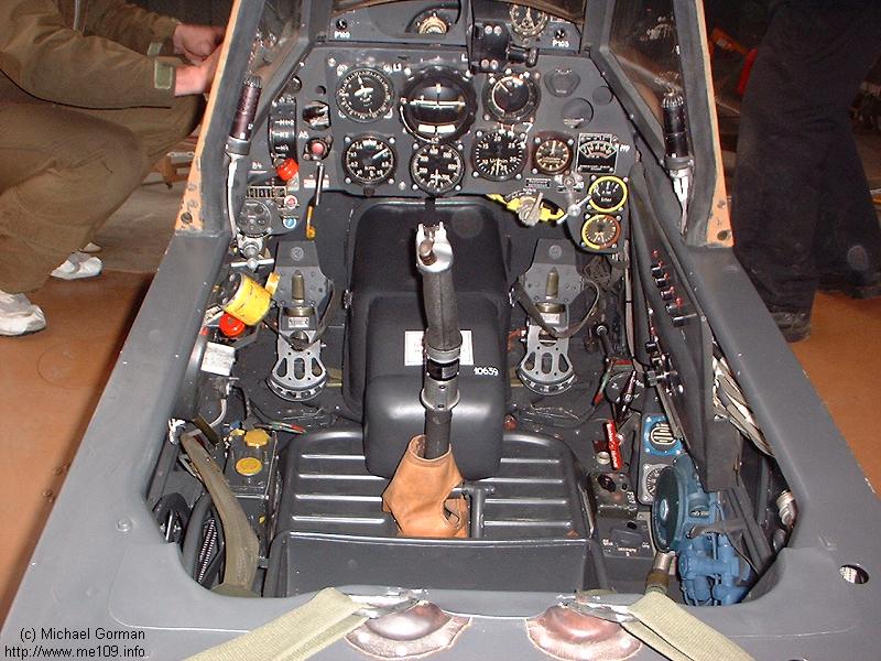 Bf 109 G-2 trop, Jagdgeschwader 77, III. Gruppe, 8. Staffel, Deutschland, schwarze 6, W.Nr. 10 639, Das Foto wurde am 02.09.2001 während der zweiten Restauration aufgenommen.