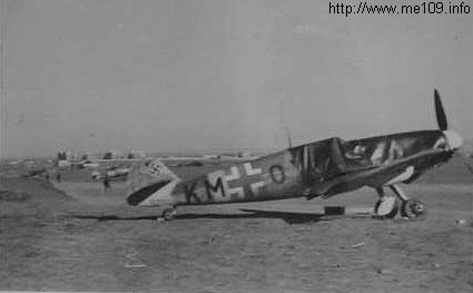 Bf 109 G-4/R6, Deutschland, Stammkennzeichen, Calais (Frankreich), Das Foto soll in Calais aufgenommen worden sein.
Die Version ist eine Vermut…