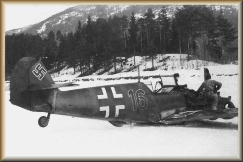Bf 109 E-7, Uffz. Hans-Gerd Wennekers, Jagdgeschwader 1, I. Gruppe, 2. Staffel, Deutschland, schwarze 16, Nesbyen (Norwegen), Notlandung am 06.03.1942 wegen Kraftstoffmangel auf einem zugefrorenen See be…