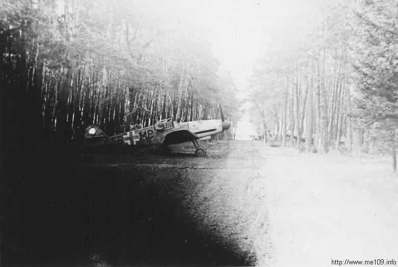 Bf 109 G, Fliegertechnische Schule 3, Deutschland, TS+MB, Schleißheim (Deutschland), 1945 nach Kriegsende.

Die Bf 109 mit der Kennung TS+MB gehört zur Fliegert…