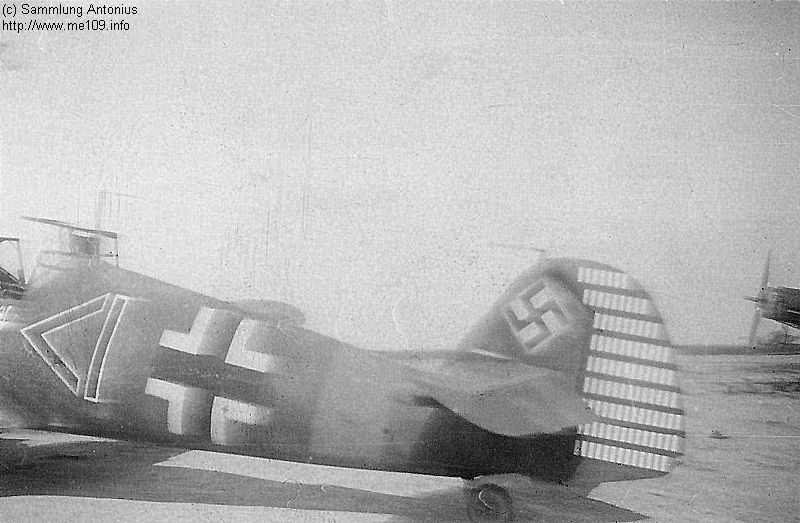 Bf 109 F-4, Lt. Franz-Josef Beerenbrock, Jagdgeschwader 51, Stab, Deutschland, Winkel Balken, Am Seitenruder der Maschine befinden sich 102 Abschussbalken. Das Foto dürfte…