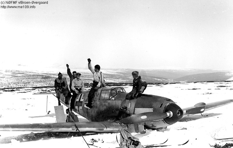 Bf 109 D-1, Jagdfliegerschule 3, Deutschland, weisse 65, W.Nr. 2 576, Setningen (Norwegen), Bauchlandung am 24.04.41 bei Setningen/Sollia in Norwegen.

Beachte den Gru…