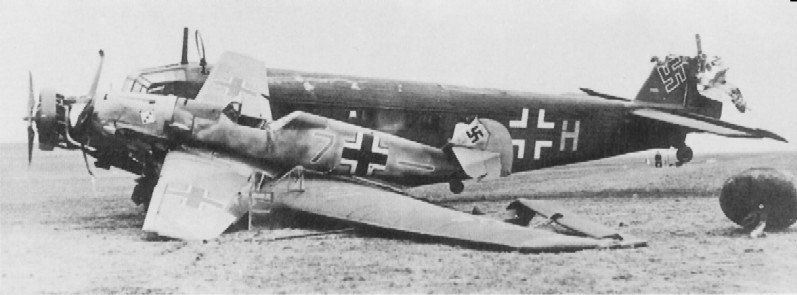 Bf 109 E, Gefr. Richard Klapp, Jagdgeschwader 3, Ergänzungsgruppe, 2.(Schul-) Staffel, Deutschland, grüne 7, Krakau (Polen), Die Maschine ist beim Schulbetrieb (Platzrunden fliegen) in den Verkehr von e…