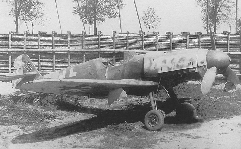 Bf 109 K-4, Deutschland, W.Nr. 785 800, München-Riem (Deutschland), Flughafen München Riem, Mai 1945.
Beachte die gut sichtbaren Restabdeckungen…