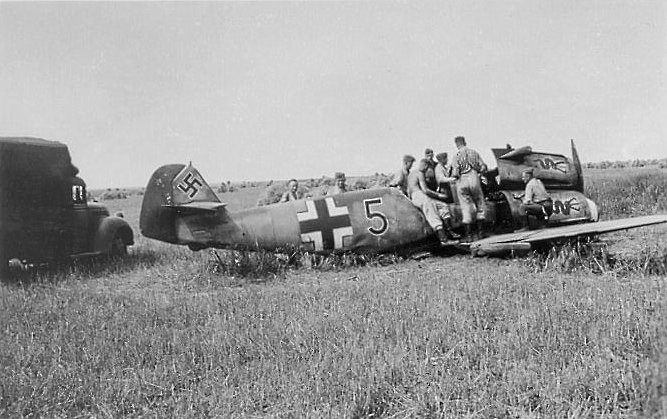 Bf 109 F, Jagdgeschwader 3, I. Gruppe, 2. Staffel, Deutschland, schwarze 5, Auf der Motorhaube sieht man den Tatzelwurm.
Beachte das eingezogene Spornrad.
