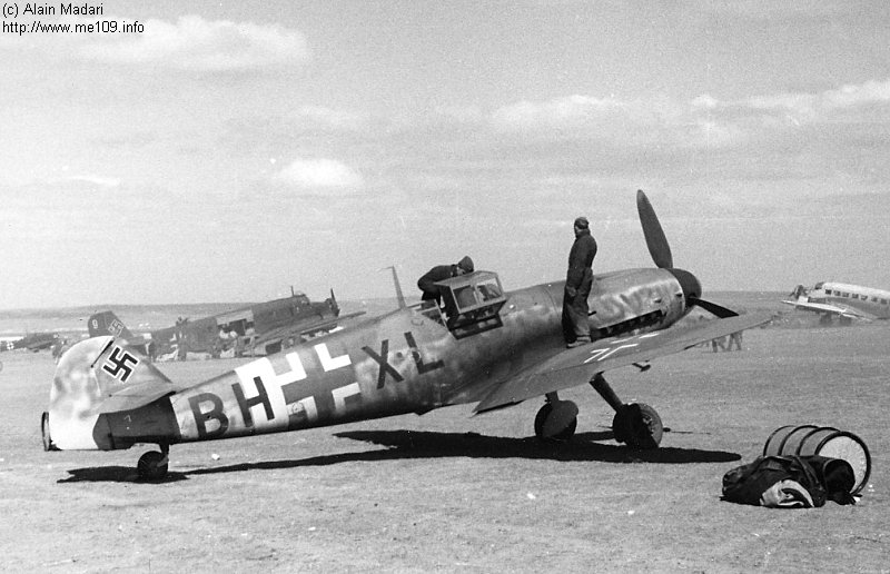 Bf 109 G-4, Jagdgeschwader 52, II. Gruppe, 6. Staffel, Deutschland, Stammkennzeichen, W.Nr. 19 308, Das Foto wurde im April 1943 in Crimea aufgenommen und zeigt eine frisch zuge…
