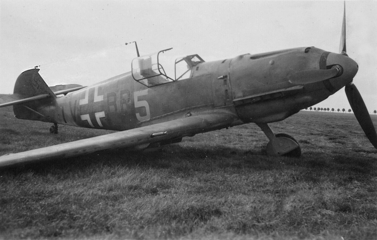 Bf 109 E-3, Jagdfliegerschule 2, I. Gruppe, 3. Staffel, Deutschland, gelbe 5, Beachte die geschlossene Propellerhaube und die Zusatzpanzerscheibe und den K…