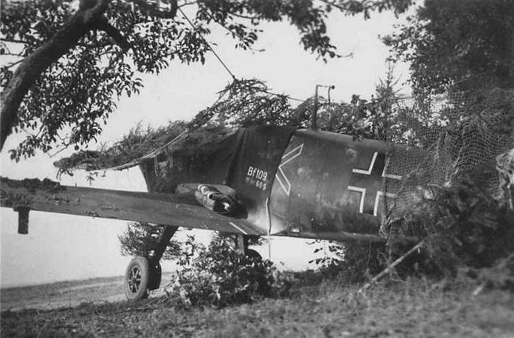 Bf 109 B-2, Jagdgeschwader 333, II. Gruppe, Stab, Deutschland, Winkel, W.Nr. 609, Eger (Tschechoslowakei), Flugplatz Eger, 1938/39. Die Einheit ist eine Vermutung.