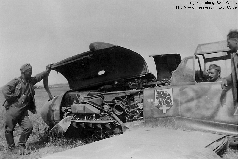 Bf 109 F-2, Lt. Hans "Beißer" Beißwenger, Jagdgeschwader 54, II. Gruppe, 6. Staffel, Deutschland, gelbe 4, W.Nr. 9 538, Weretenj (Sowjetunion), Vermutlich zeigt das Foto die Bauchlandung von Beißwenger, die er am 16.07.19…