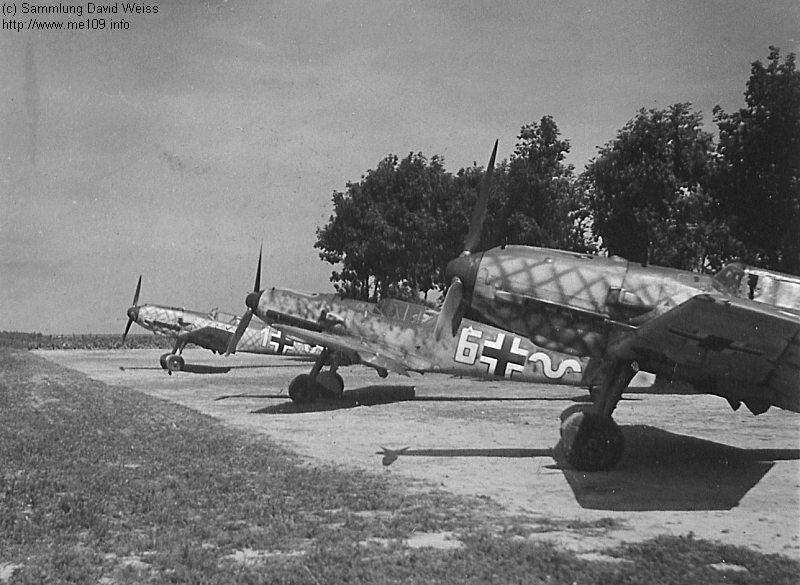 Bf 109 E-1, Jagdgeschwader 52, III. Gruppe, 9. Staffel, Deutschland, gelbe 6, Beachte die stark nachgetarnten Anstriche der Maschinen. Rechts im Vordergrun…