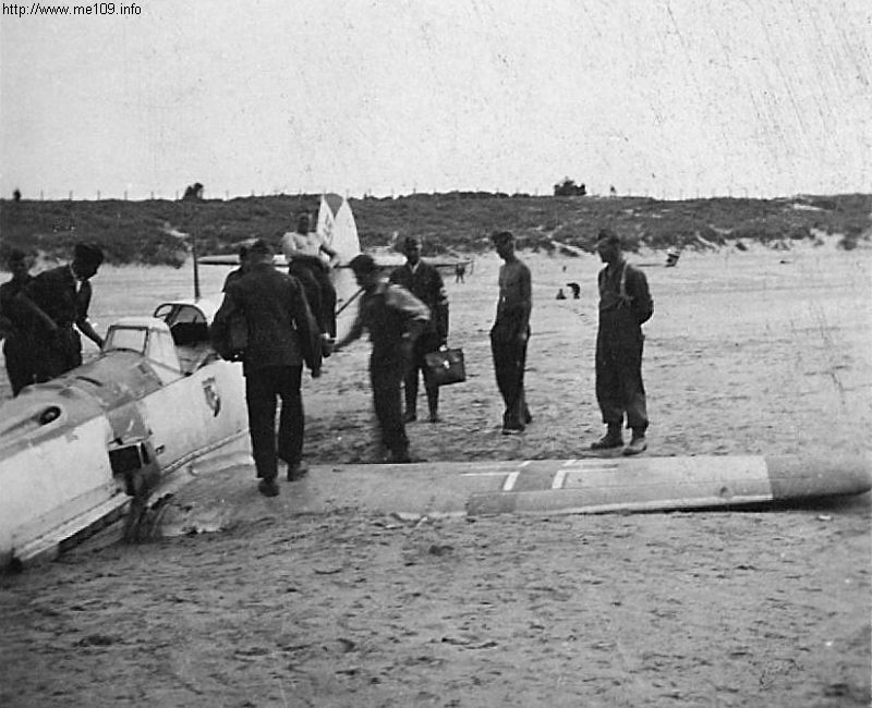 Bf 109 E-3, Jagdgeschwader 51, III. Gruppe, 9. Staffel, Deutschland, gelbe 13, Bauchlandung am Strand der Kanalküste bei Calais. Die Maschine hat gelbe Trag…