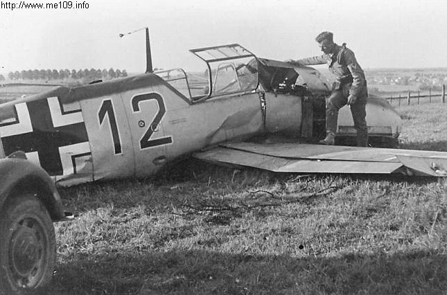 Bf 109 E-1, Jagdgeschwader 3, I. Gruppe, 2. Staffel, Deutschland, schwarze 12, Krefeld (Deutschland), Bruchlandung im Frühjahr 1940 in Krefeld.

Siehe auch:
[thumb]6981[/thumb]
