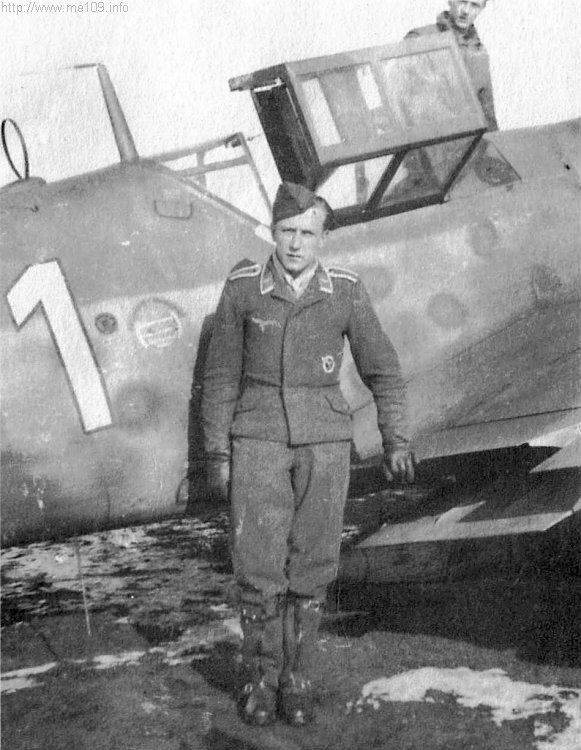 Bf 109 G-6/R3, Deutschland, weisse 1, Beachte den gefleckten Tarnanstrich, die Maschine könnte daher aus der Produk…