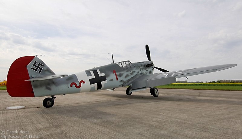 Hispano Aviacion H.A. 1112 M-1-L, Deutschland, rote 1, W.Nr. 223, Breighton (England), Dieses Foto vom 01.05.2005 zeigt die fertig restaurierte Buchon der Real Aero…
