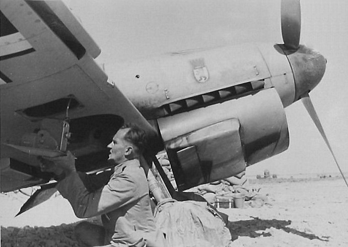 Bf 109 F, Jagdgeschwader 27, II. Gruppe, Deutschland, Einbau einer BSK16-Kamera in die Tragfläche.
Das Foto wurde in Nordafrika au…