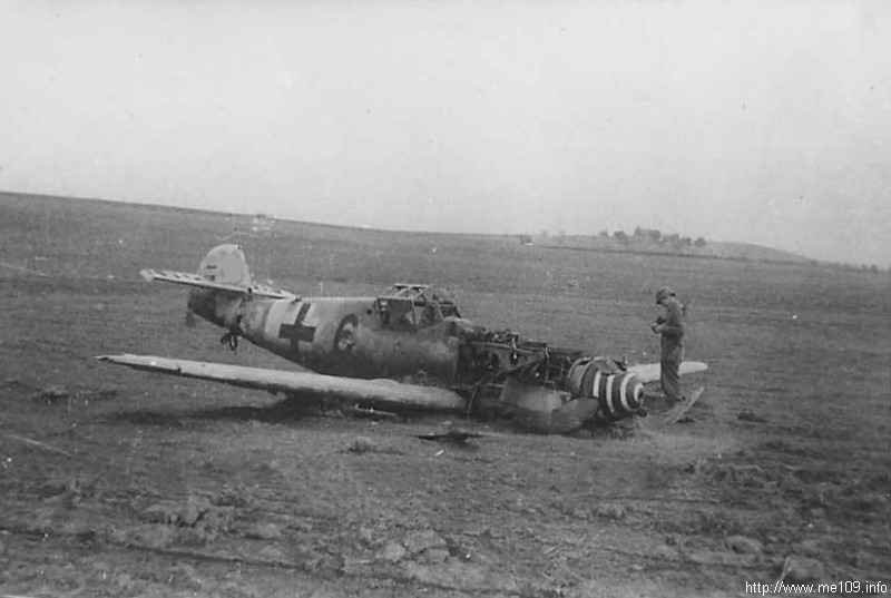 Bf 109 G-6/R6, Deutschland, schwarze 6, Die Version ist eine Vermutung, das Hakenkreuz ist retuschiert.