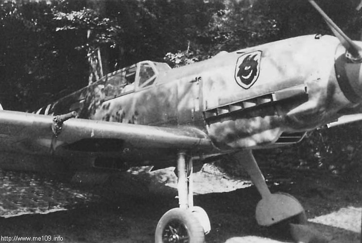 Bf 109 E, Jagdgeschwader 54, III. Gruppe, 9. Staffel, Deutschland, gelbe 7, Der "Teufelskopf" war das Staffelzeichen der 9./JG 54 bzw. wenn das Foto vor …
