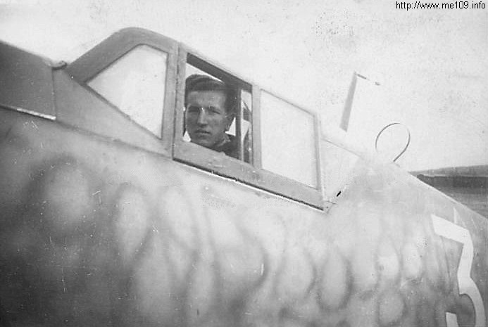 Bf 109 G-6/R3, Jagdgeschwader 300, I. Gruppe, 1. Staffel, Deutschland, weisse 3, Beachte die interessante Mäandertarnung der Maschine.
Die Kennung ist meiner…