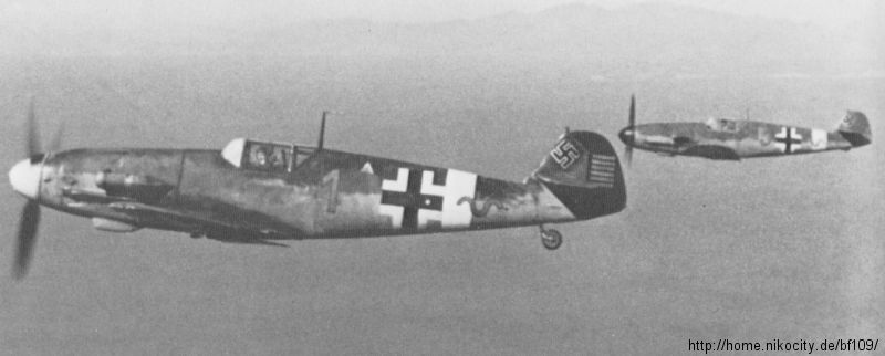 Bf 109 G-2 trop, Oblt. Werner Schroer, Jagdgeschwader 27, III. Gruppe, 8. Staffel, Deutschland, rote 1, Rhodos (Griechenland), Die Maschine im Hintergrund, ist eine [version]f4[/version].
Ort und Zeitrau…