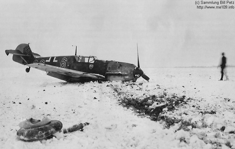 Bf 109 E, Jagdgeschwader 2, III. Gruppe, 8. Staffel, Deutschland, schwarze 6, Bauchlandung im Schnee. Das Fahrwerk wurde dabei herausgerissen.
Beachte die…